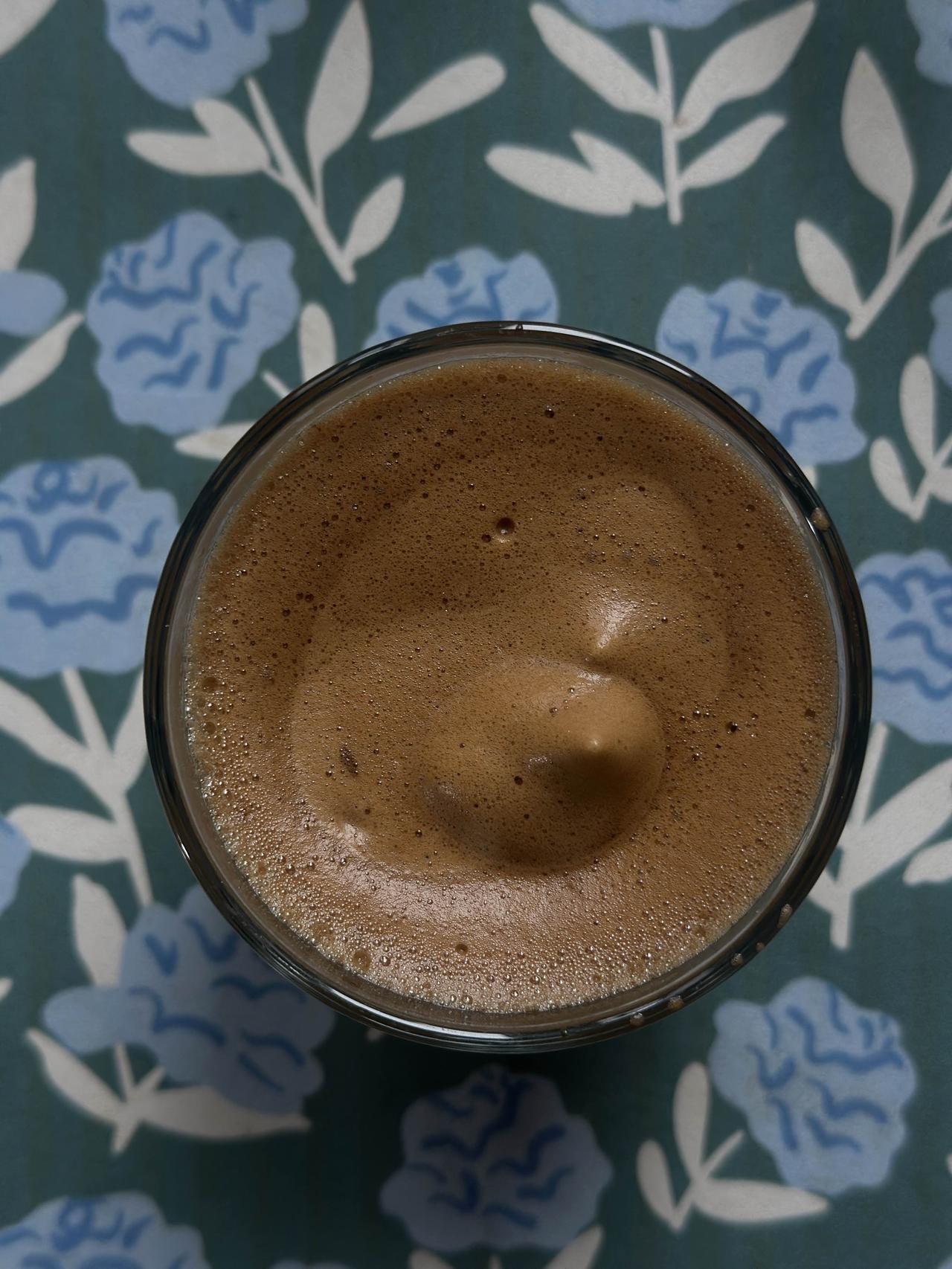 我现在对于打泡机的运用真的炉火纯青了

只要一点点咖啡粉就能出来满满一杯～

所