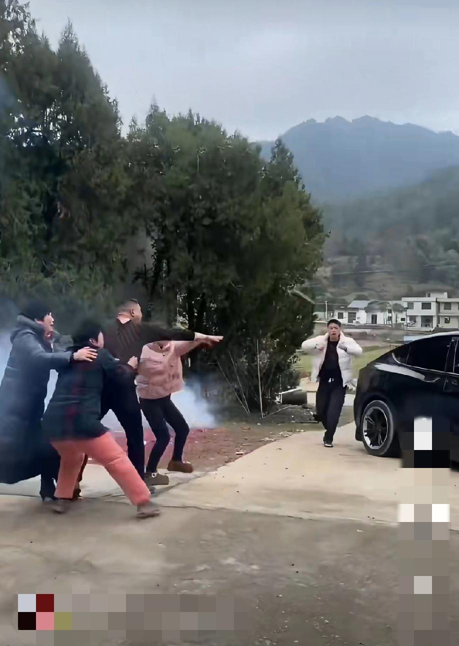 正月初二，外甥女外甥女婿上门拜年走亲戚。结果门没进，就被亲细舅扇耳光、砸车……