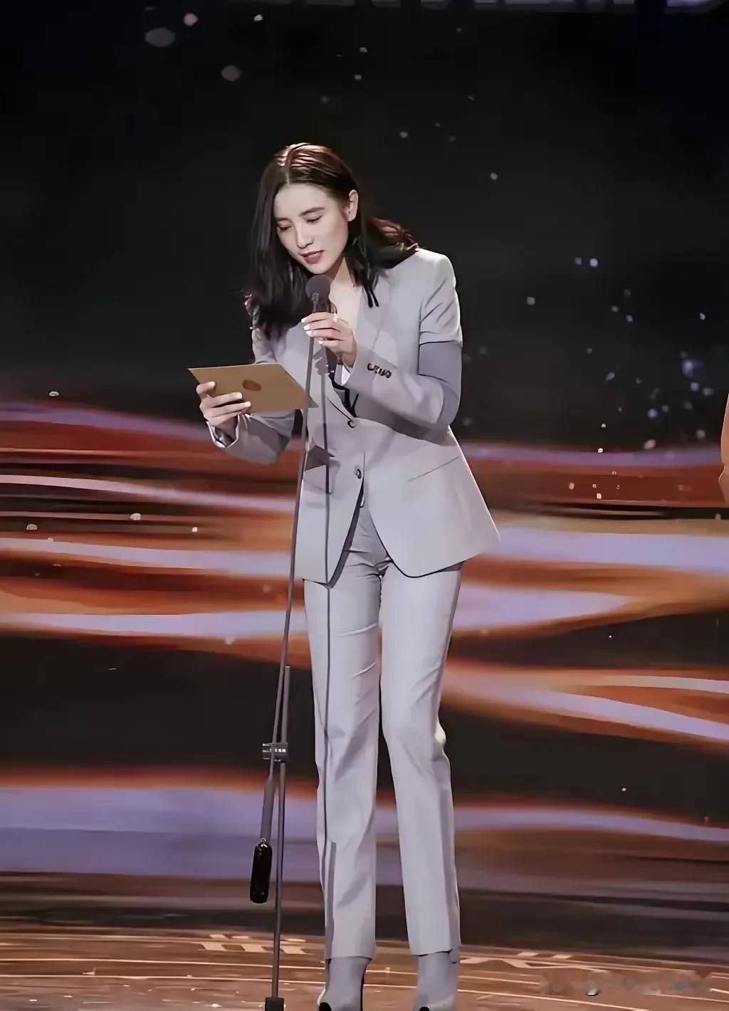 在时尚与影视的交汇处，小宋佳以其独特的魅力征服了无数观众。她的最新装扮，无疑再次