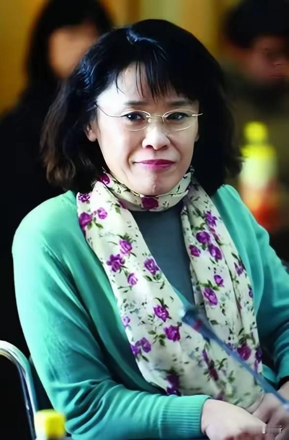 张海迪是个谜！

她1955年出生，虽然患有多种疾病，但如今不仅面色红润，还活得