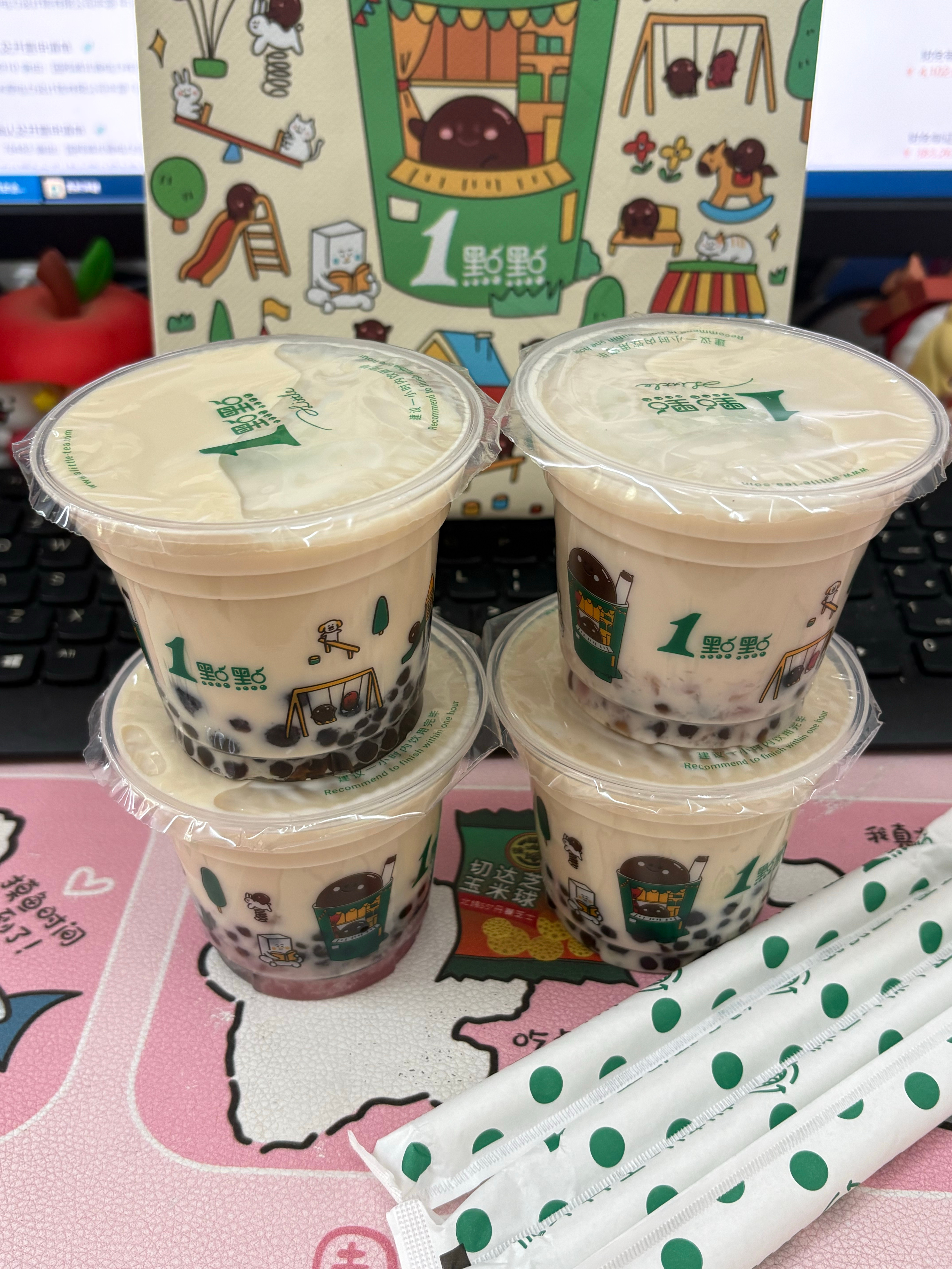 佳佳给我点的奶茶啦一点点每年六一都有小杯奶茶真的很可爱！！！ 