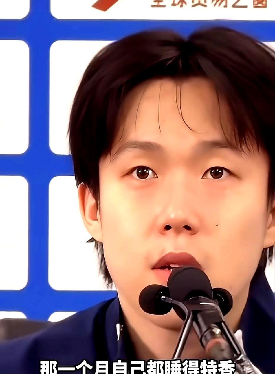 决赛发球，他的手抖到控制不住。
 
一度1-2落后，对面的张本吼声震天。国乒男队