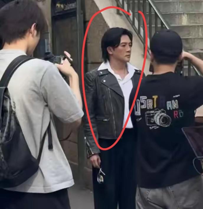 一个穿皮夹克的人被红圈圈住。问了100个人都不认识他。我敢打赌，你也不认识，包括