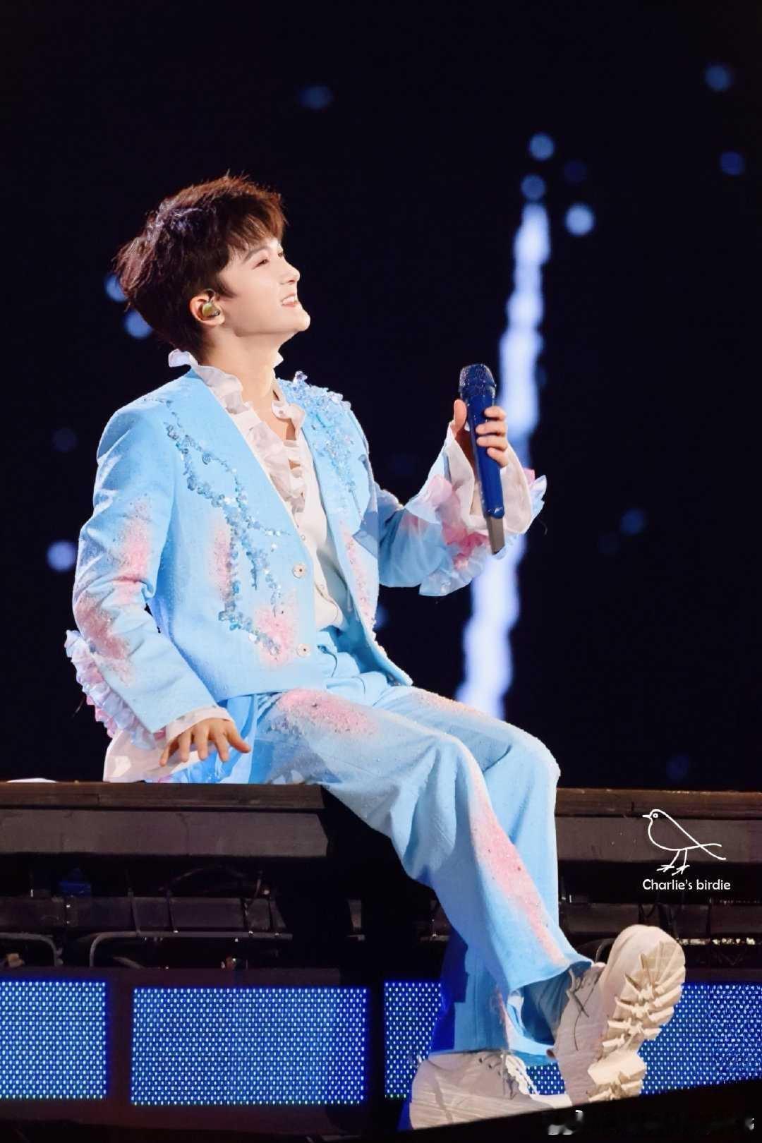 周深演唱会选曲含金量 看完演唱会只想循环他的歌，选曲既有大众热门又有小众惊艳，每