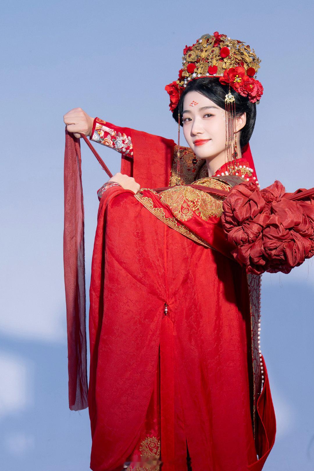 卢昱晓五福临门婚服造型，美美哒 