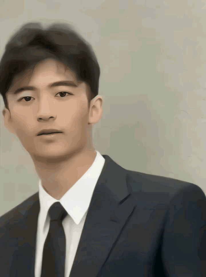 别的不看，就这身板也超过他爹谢霆锋，五官酷似谢贤他的爷爷，你们觉的呢？ 