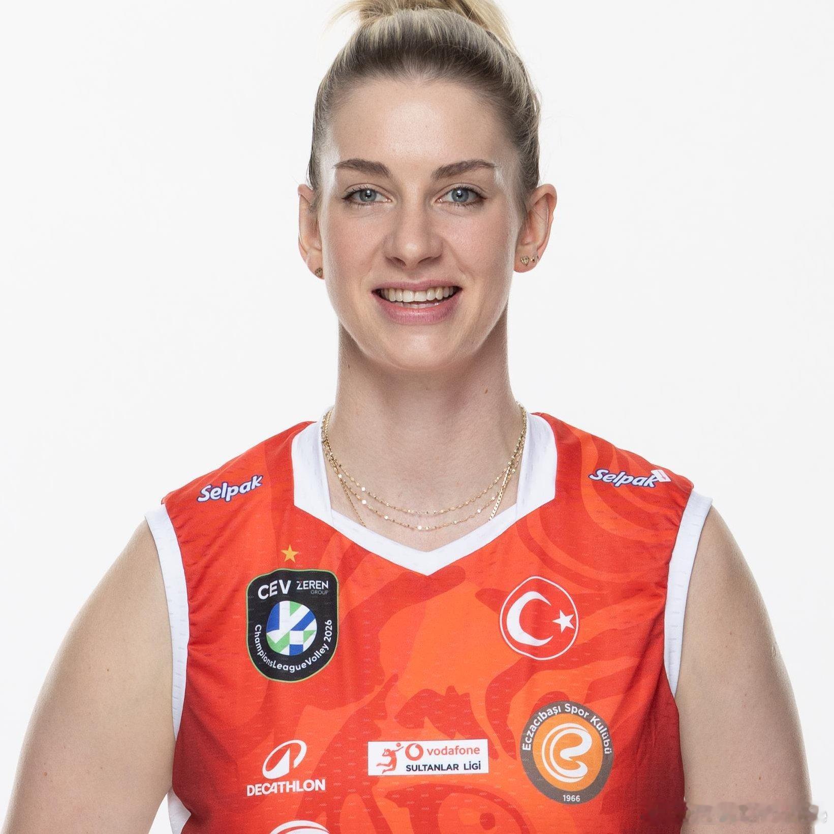 📌 尽管在社交媒体上她的名字经常与加拉塔萨雷俱乐部联系在一起，但斯蒂西亚克并不