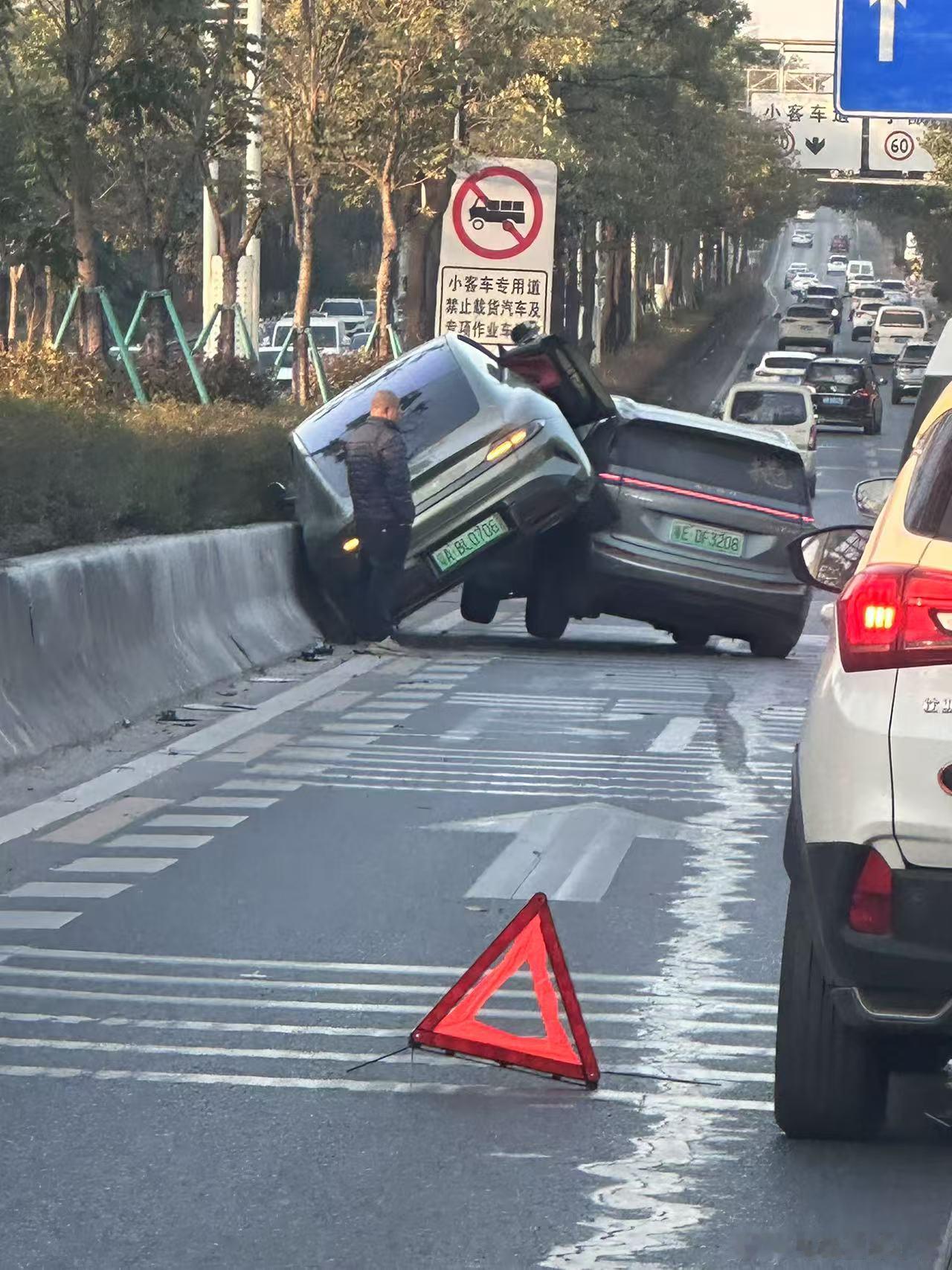 这个交通事故，大概率是斗气别车导致的……[允悲]路上遇到龟速车超过就行了，没必要