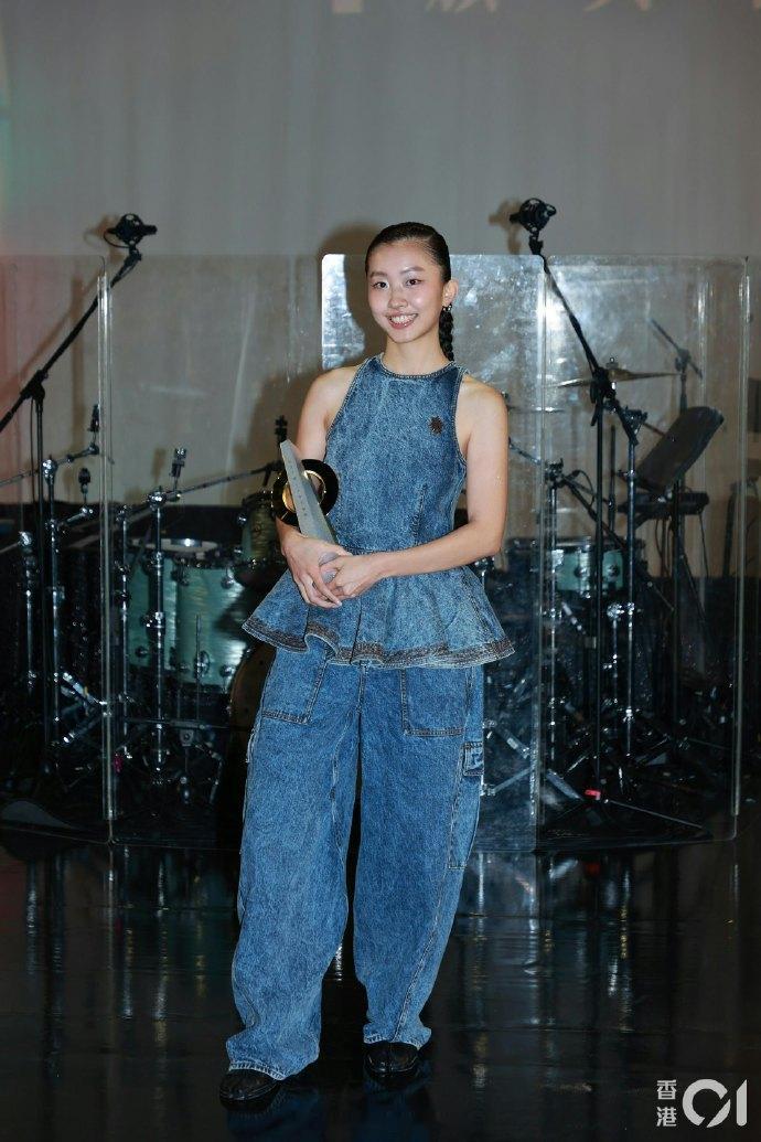 陈康堤首度公开恋情陈奕迅女儿承认恋情 承认与香港网球一哥黄泽林相恋，二人由父亲牵