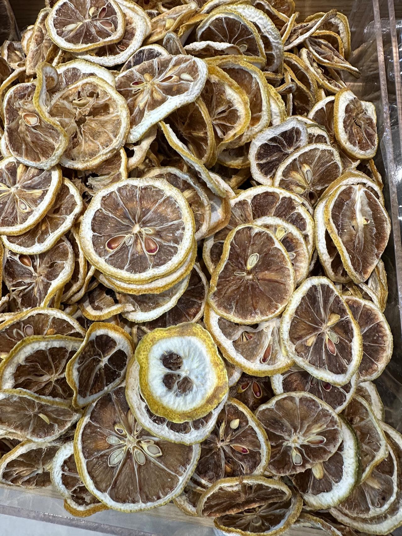 抱着一个保温杯，保温杯里泡着柠檬茶，氤氲着柠檬的芳香，守候在母亲做透析的血透室门