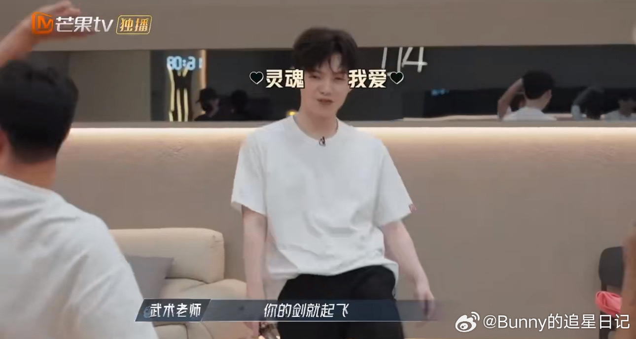 #朱星杰中二魂燃起来了#朱星杰的中二魂燃烧起来了，看来弟弟很喜欢这首歌[嘻嘻]。