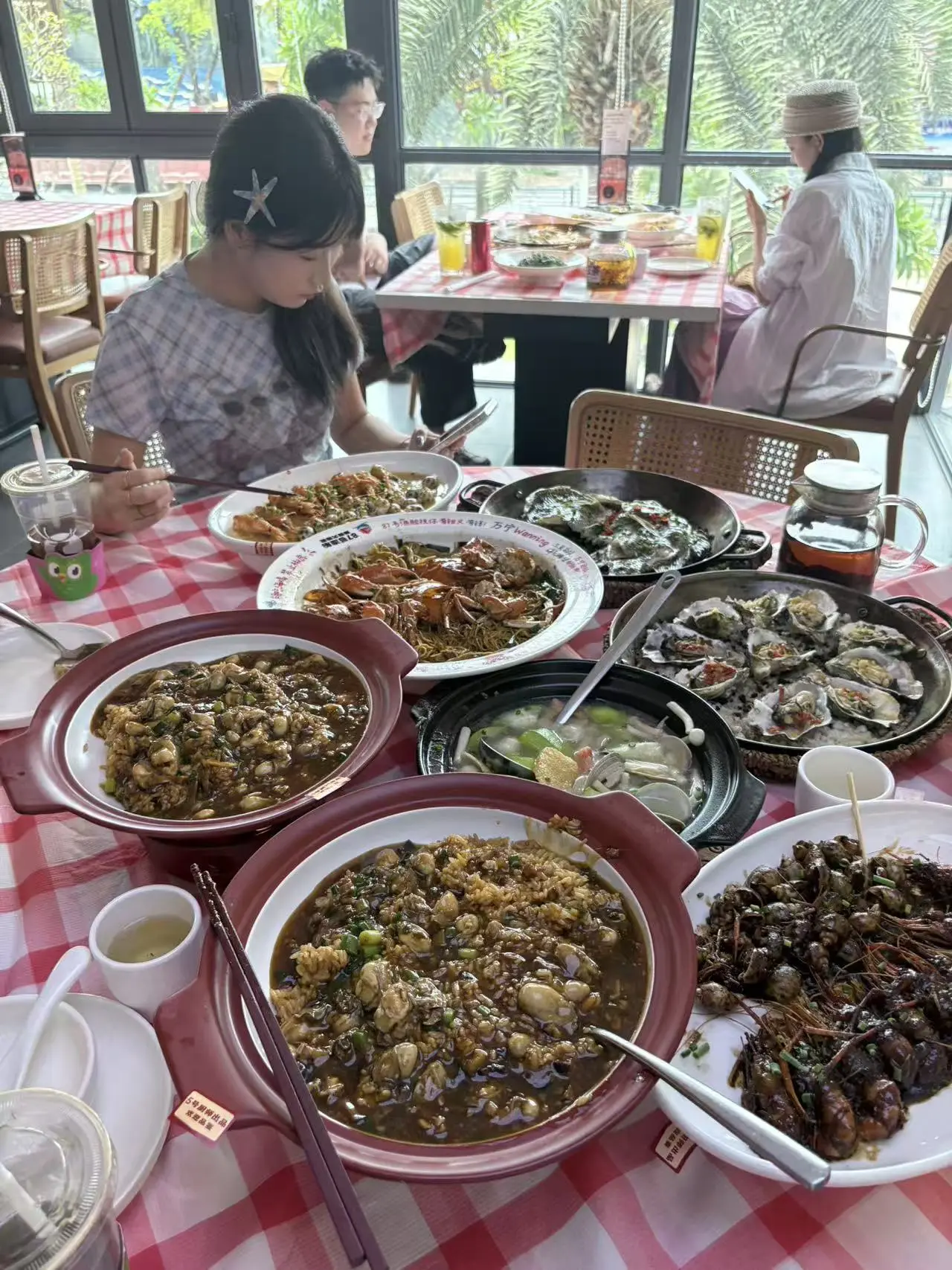带同事聚餐，本来还担心环境口味不合适，没想到大家都很满意。 点了奶油花...