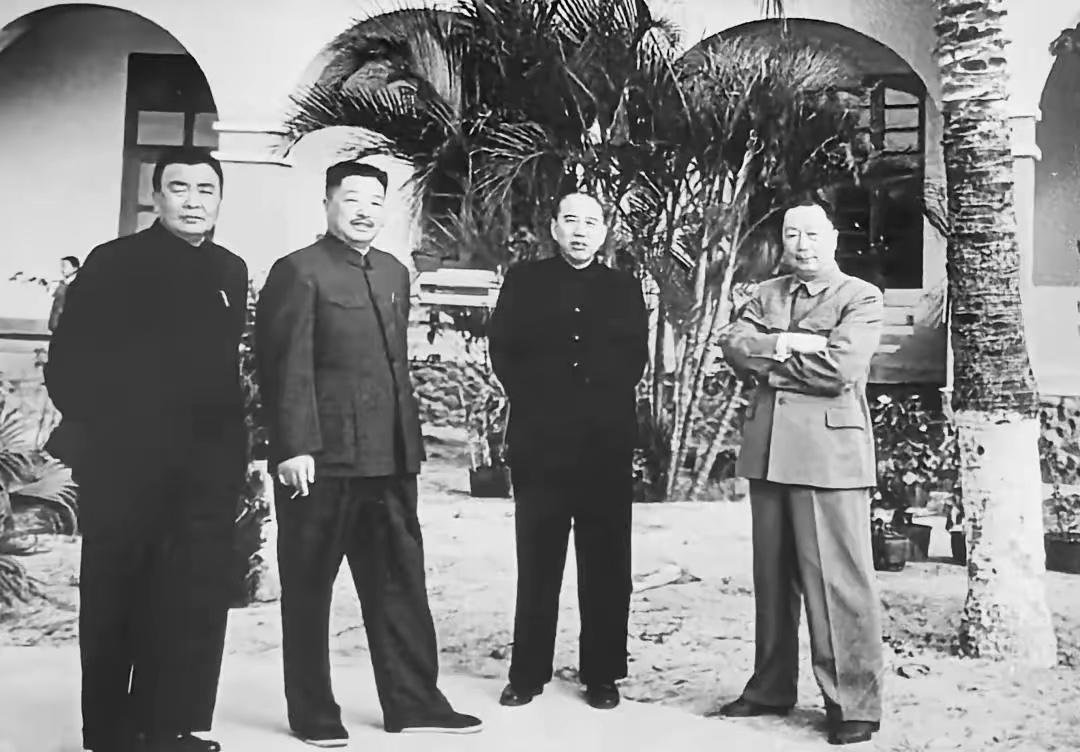四人当中，你们认识三位，就证明你是历史高手，一定是熟读近代史的高手，我立即拜你为