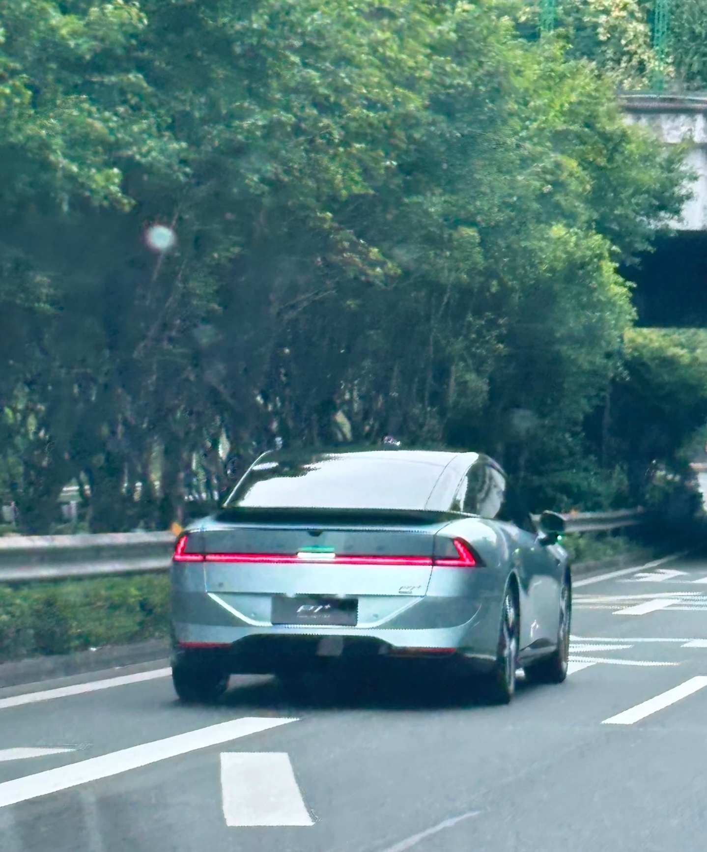 可能是新款小鹏 P7+的设计车尾中央还新增了个小蓝灯大家觉得这个新设计怎么样？小