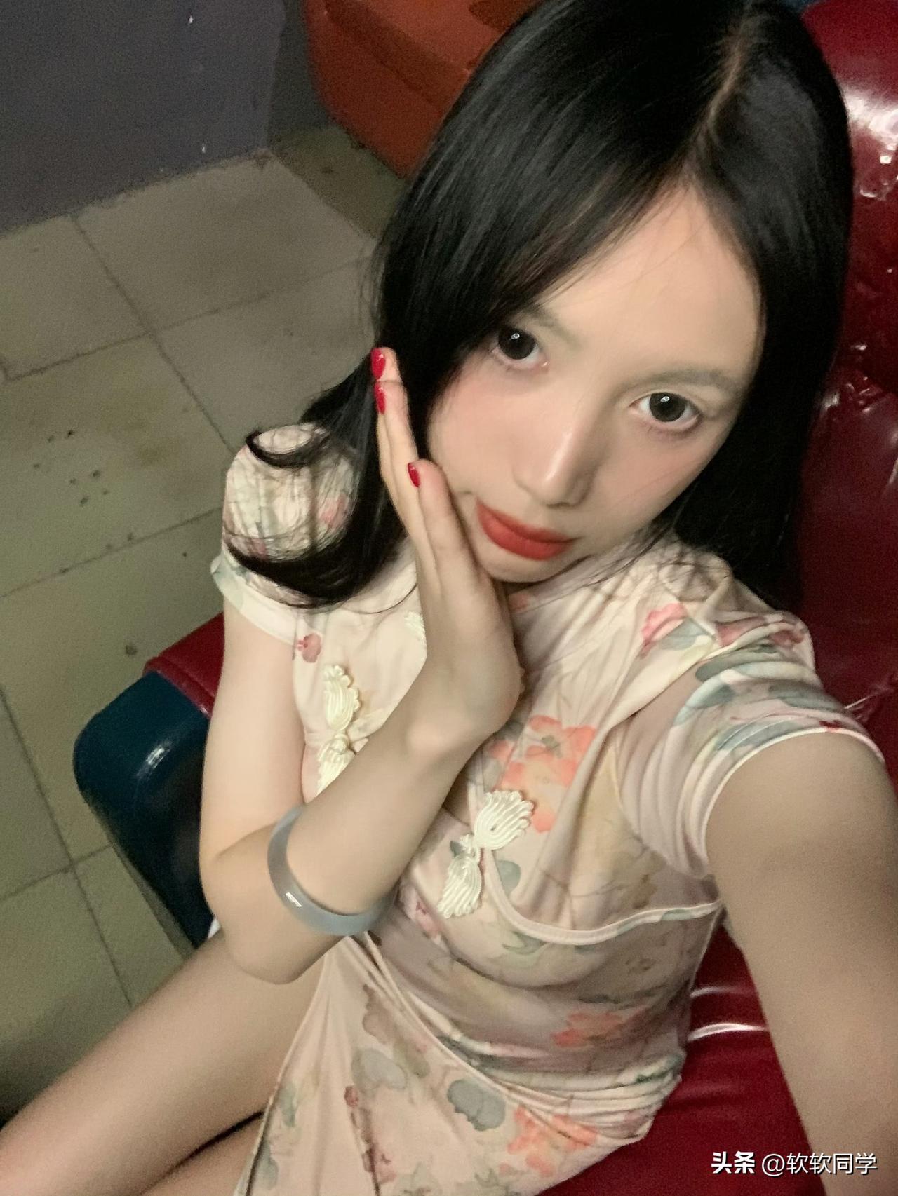 穿着旗袍去台球室是不是有点另类啊