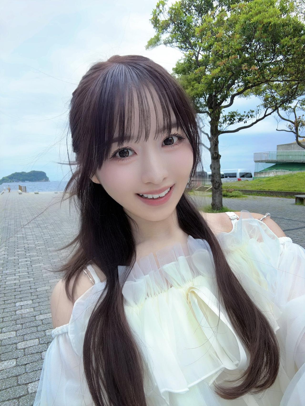 这位小姐姐在海边自拍呢。