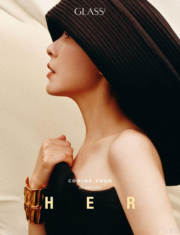 #曾黎戏腔清唱# 这次的封面大片，曾黎用她的戏腔，如丝如缕，京为我们演绎了一场视
