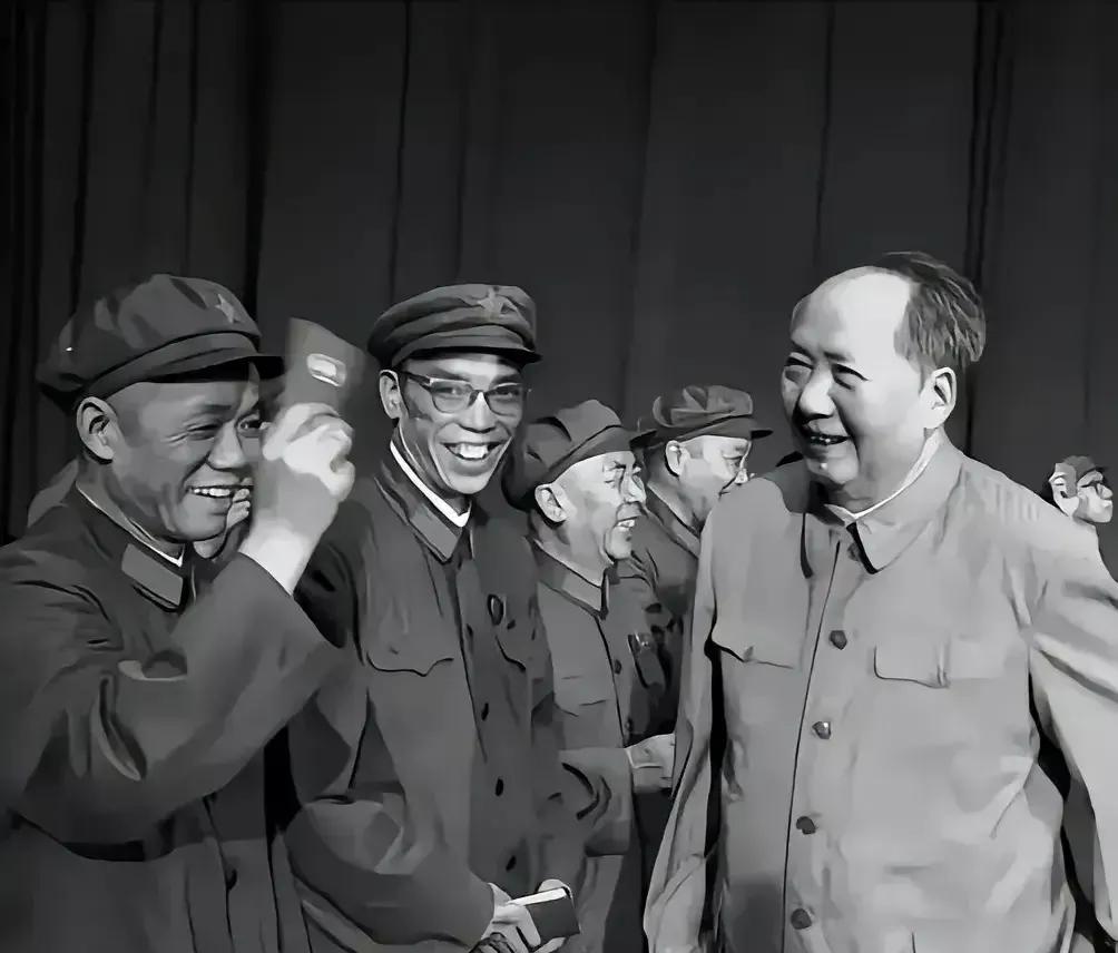 毛主席与爱将韩先楚，梁兴初等在一起，笑容满面，笑容可掬，笑容灿烂，喜笑颜开，喜出