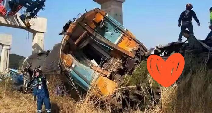 1月14日 据泰国媒体报道，泰国呵叻府发生一起事故，一台起重机坠落砸中一列行驶中