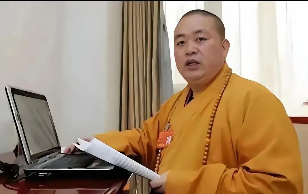 最近晚上看新闻，偶然翻到了2014年凤凰网采访释永信的视频，这事儿可把我家那位给