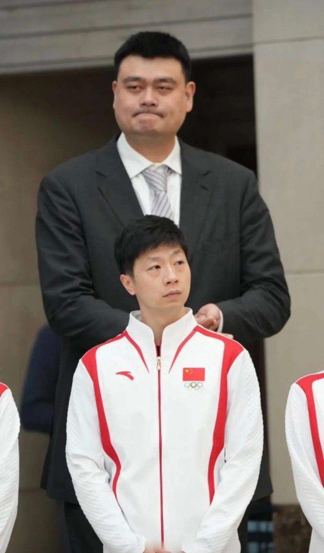#马龙和姚明重现经典同框#1米75马龙和2米26姚明，罕见同框！中国乒乓球队出征
