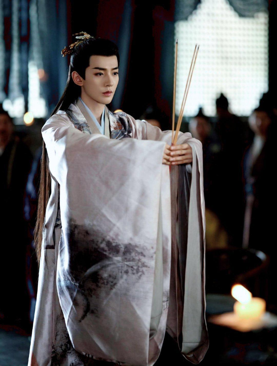 一身风骨自带古意，往那一站，便是书卷谪仙，世家公子。邓为
