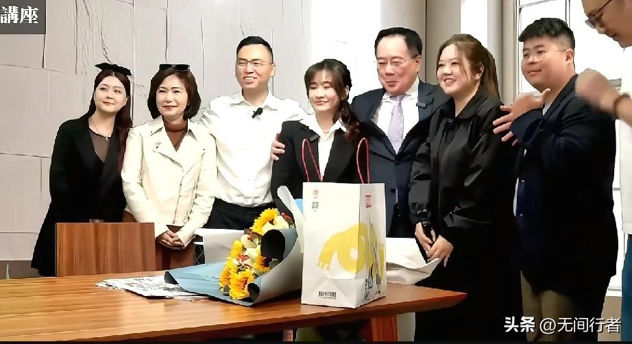 今天看到蔡正元戴着电子脚镣入狱的消息，我心里真是五味杂陈。他作为蓝营的一员干将，