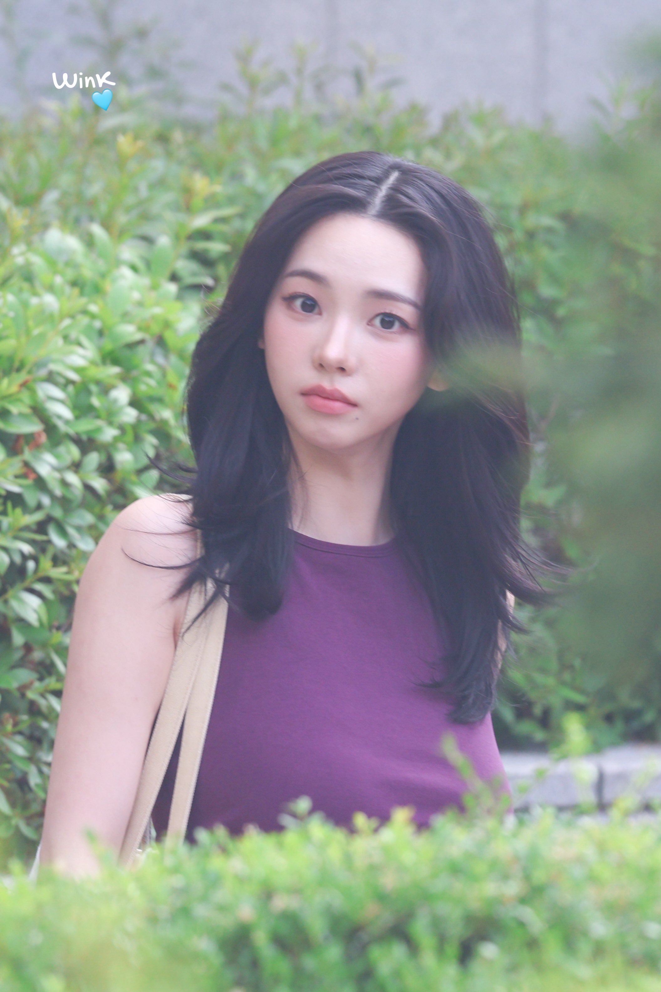 这么可爱的一组下班图 这种全深紫无图案的衣服有些人穿在身上完全灾难 可是这个女孩