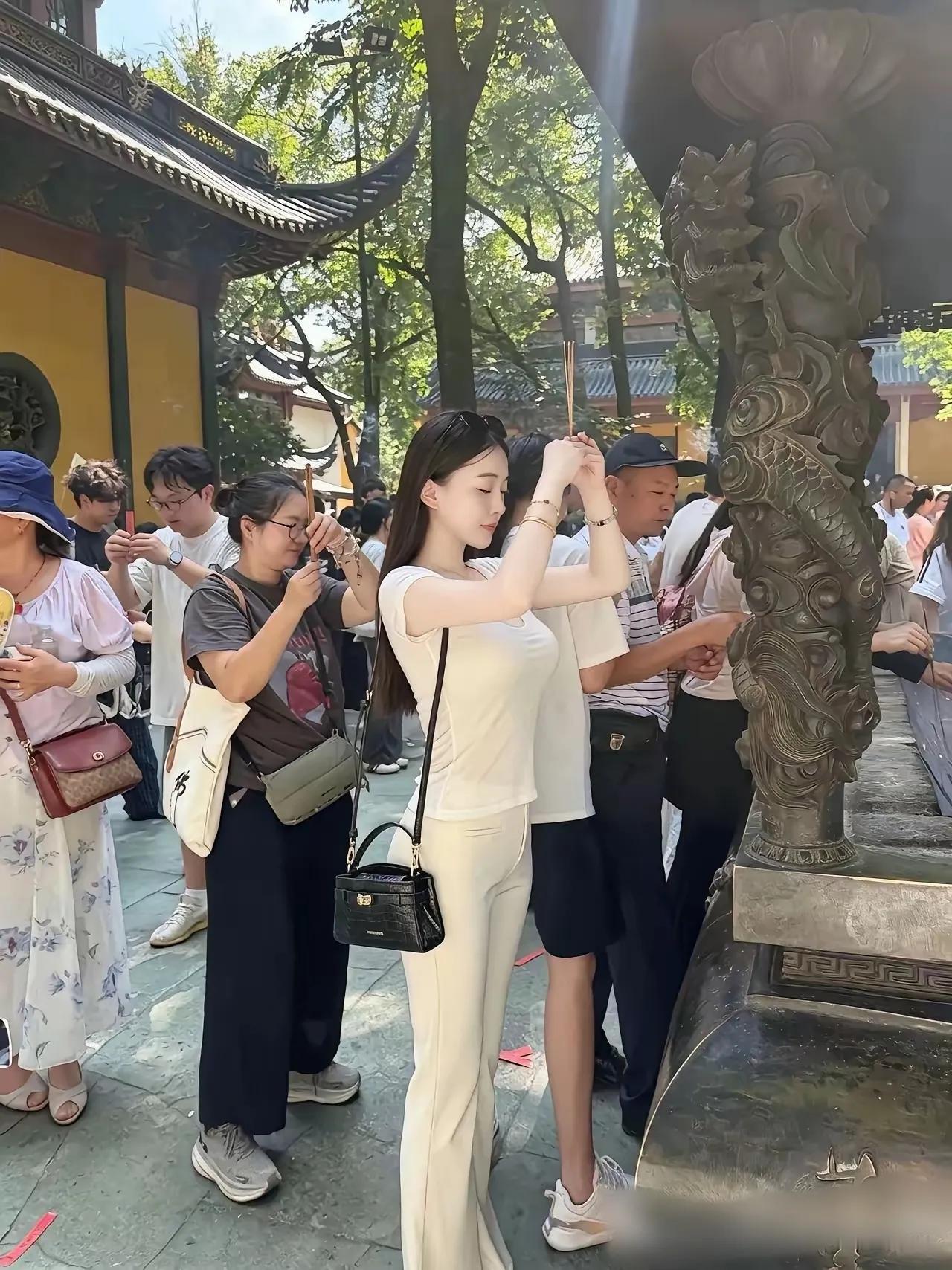 这种美女还需要求什么呢？