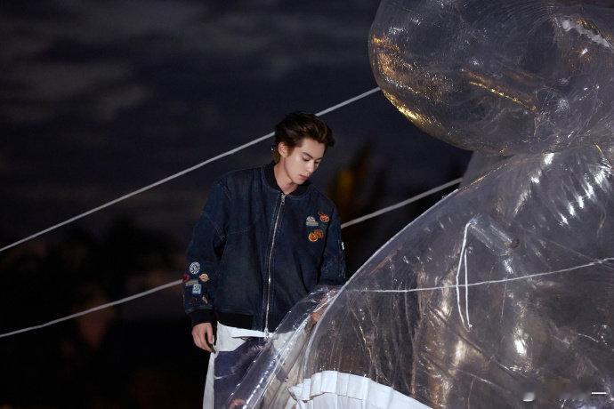 王鹤棣王鹤棣也没逃过上18楼谁懂这种惊悚爽感！18 楼电梯谜案细思极恐，氛围压抑