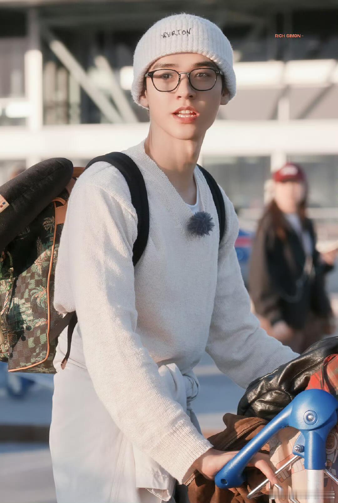 不er？龚俊你男大学生啊？？ ​​​