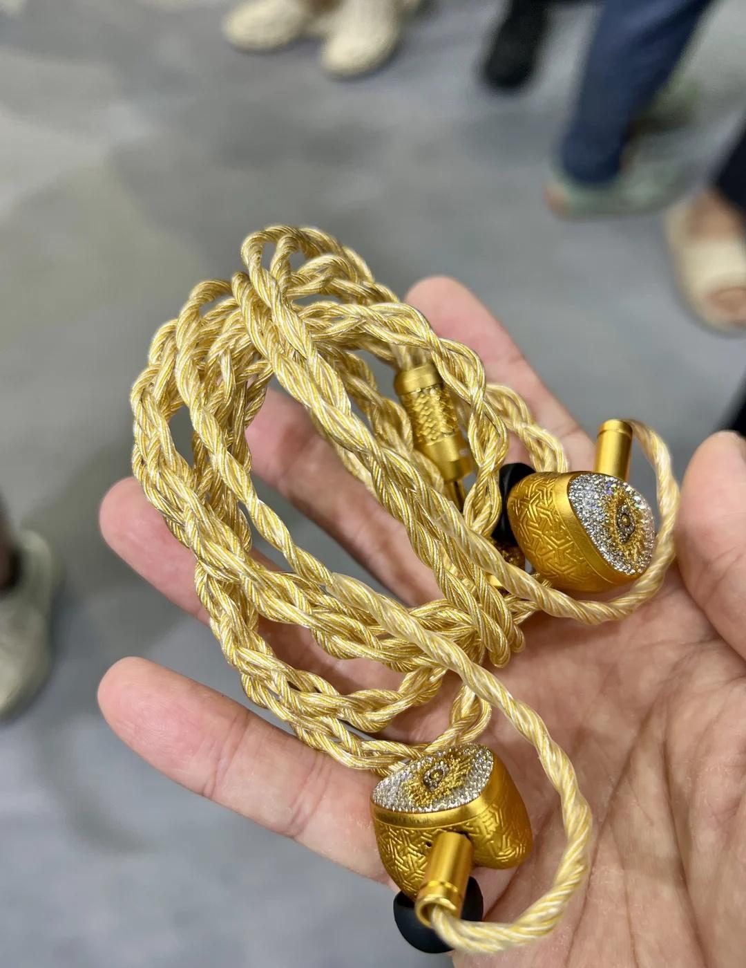 深圳展•【丽弦】
F718u：新品单动圈旗舰
人声相当抓耳，透亮、口型大，贴耳，
