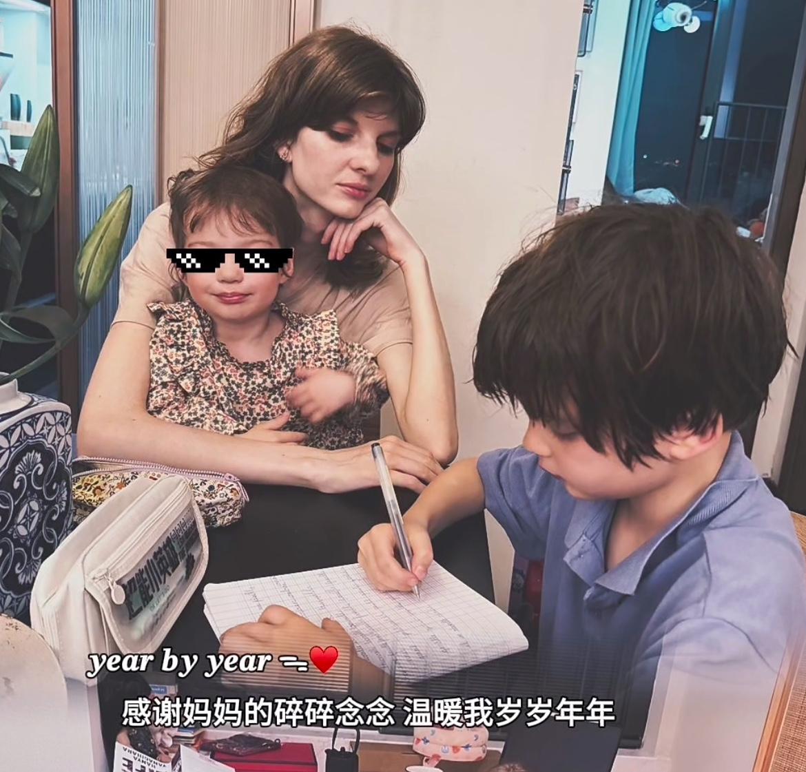董力为老婆阿诺庆祝母亲节，7岁儿子也露面了，他正专心写着作业，侧颜都是无敌帅气，