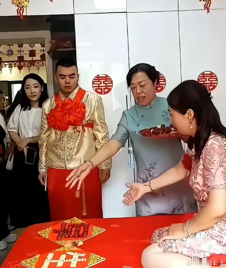 一场农村婚礼，新娘比婆婆小三岁。[并不简单] 