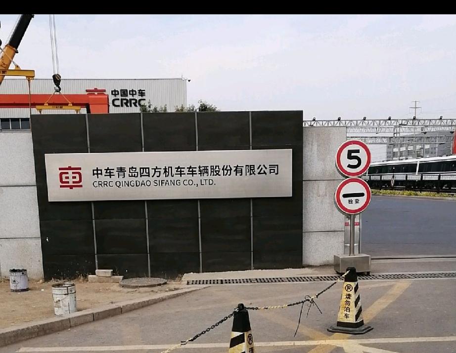 项目在公司既有土地上拆除原A02库房和3号大棚，原址向南扩建，重新建设二层库房；