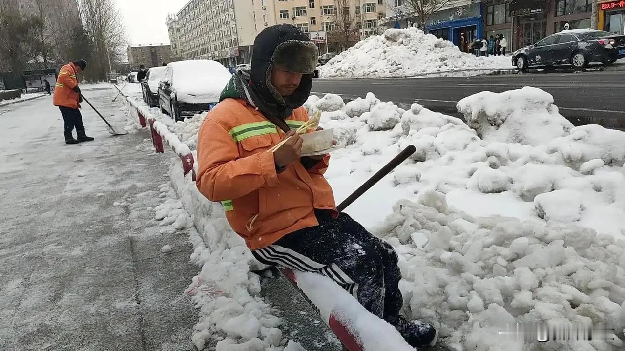 他们的工作环境公认较为艰苦，工作时间长，且普遍存在待遇偏低、社会保障不足的问题。