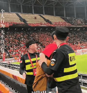 这是史上唯一一个闹场而全场默认支持的人！
国足主场0‑5输给巴勒斯坦，现场球迷情