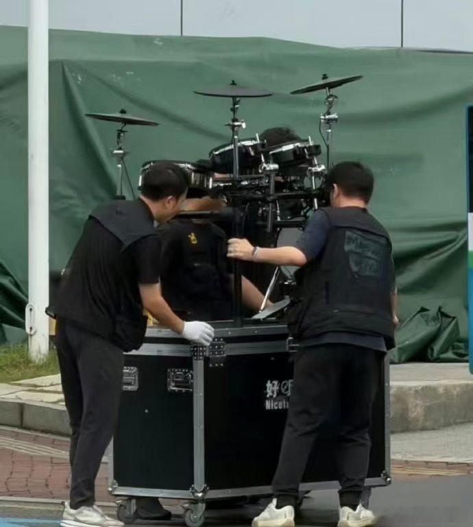 曝张月彩排效果可拿总冠军张月总决赛打架子鼓没想到张月总决赛还有架子鼓表演，《he