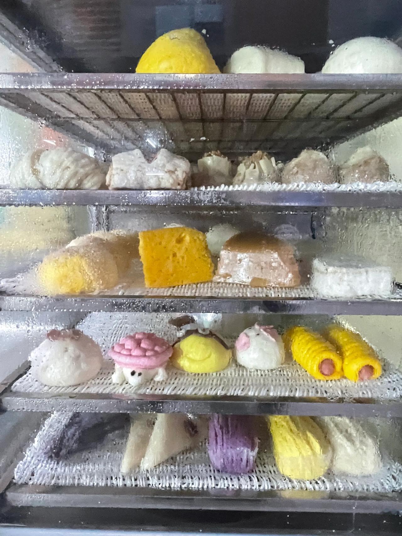 
晚歺后小区外围转一圈，发现一家面食店，长得好看，改天买个尝尝。路边的水果🍉比