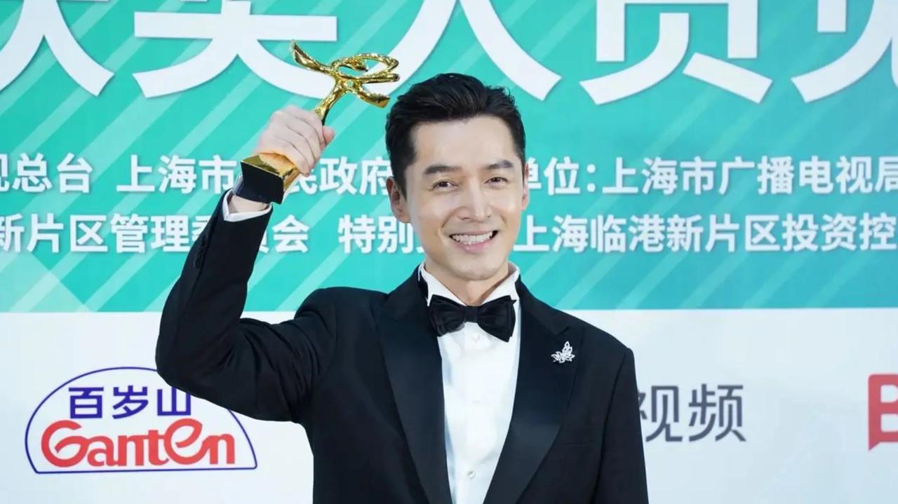 胡歌获得了上海电视节白玉兰最佳男主角奖，这是他第二次夺得该奖项。他在电视剧《繁花