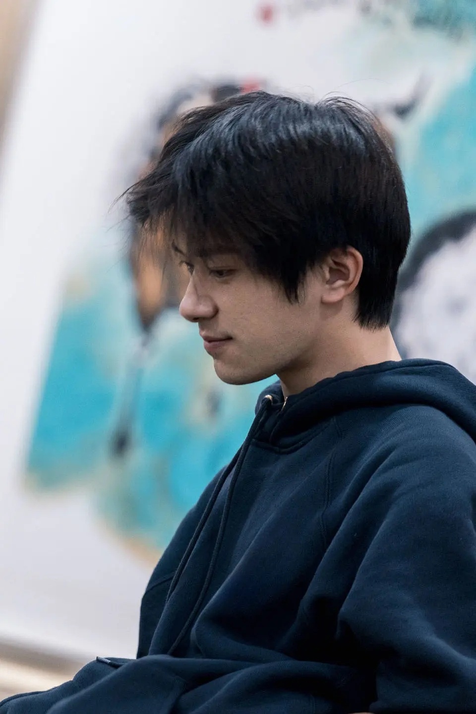 四字素颜出席，感觉有点憔悴 