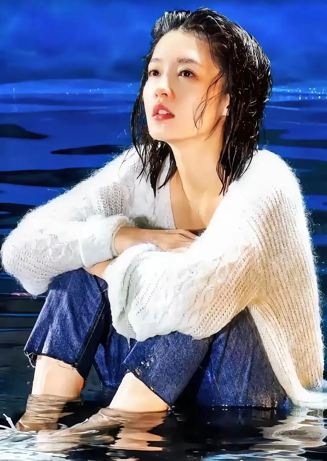 这就有点假了，头发都湿成这样了，脸上的妆竟然一点都没花，口红也一点都没有掉色！估