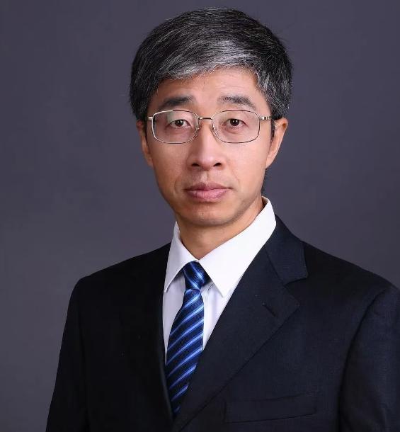 没想到一夜之间火了！

一个大学副教授，站在教学楼门口的路边，给路过的学生发小广