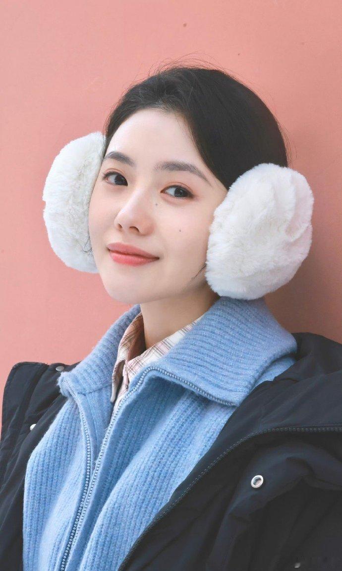 刘浩存耳罩look刘浩存初雪九宫格  刘浩存耳罩look 