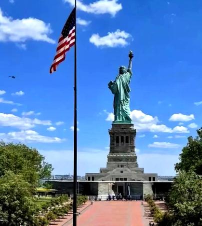 网传美国一个顶尖的战略大师，晚年翻来覆去就一句话：我们犯了个天大的战略错误，就是