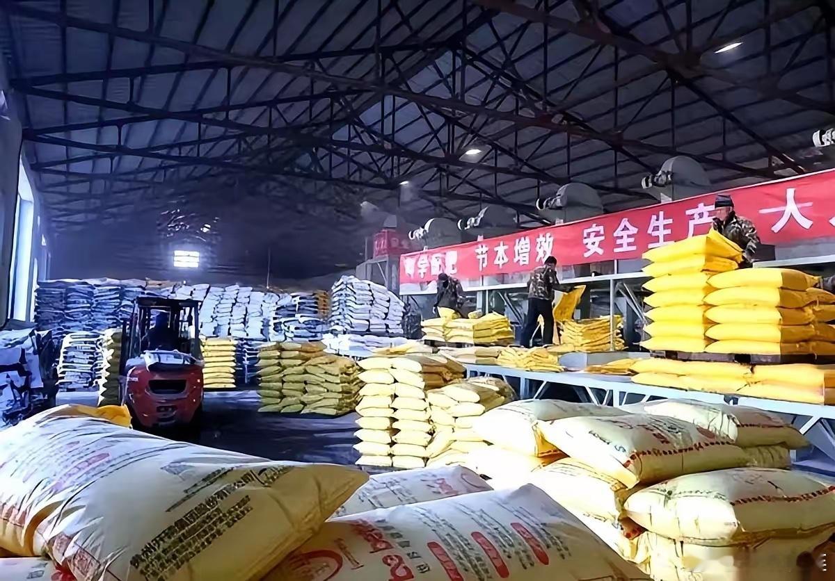一吨尿素，国际市场报价5200块，印度拿着钱都抢不到。扭过头，中国这边农资店门口