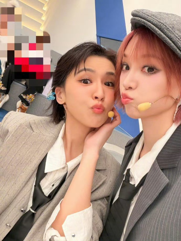 黄灿灿随机掉落一些蒸蛋黄 一公结束，蒸蛋黄组合的售后来了。黄灿灿和曾沛慈淡淡的合