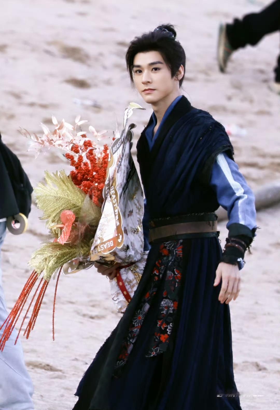 凌晨三点的横店，龚俊刚吊完12个小时的威亚。
没有金主爸爸，没有资本铺路，他把自