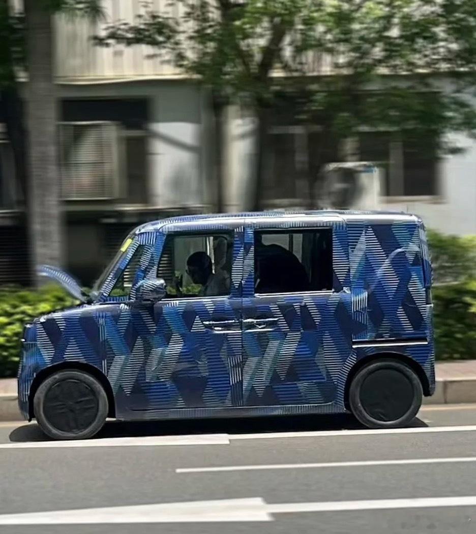 小7刷到有个博主拍到比亚迪在日本推出的K-Car照片，这小车方方正正的，尺寸不大
