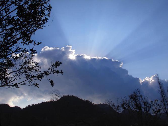 在东方的地平线上，一小点金光刺破云层，像一把利剑，精准地挑开了夜的帷幕。那一刻，